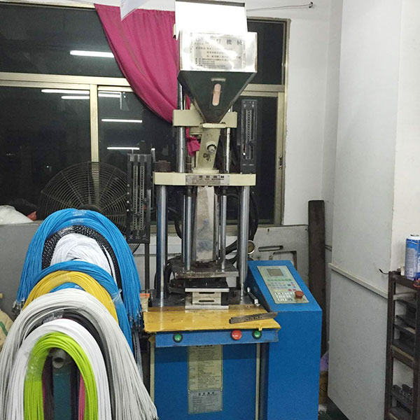 宏浩達(dá)數(shù)據(jù)線(xiàn)生產(chǎn)廠家數(shù)據(jù)線(xiàn)生產(chǎn)設(shè)備立式注塑機(jī)