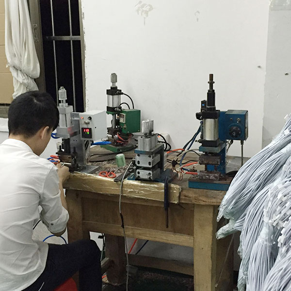 宏浩達數(shù)據(jù)線工廠熱剝機設(shè)備