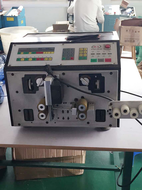 宏浩達數(shù)據(jù)線生產(chǎn)廠家數(shù)據(jù)線自動裁線機