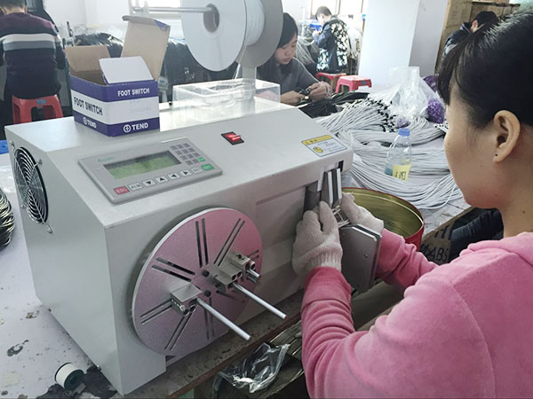 宏浩達數(shù)據(jù)線生產(chǎn)廠家自動扎線機的工作場景